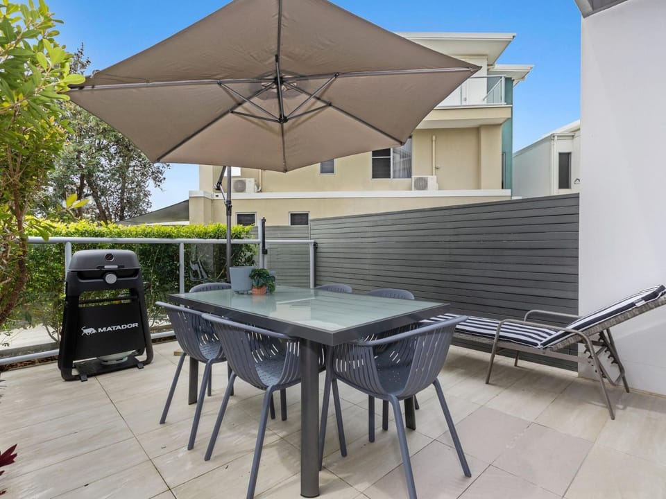 Patio, Day, Balcony/Terrace, Dining area, sunbed