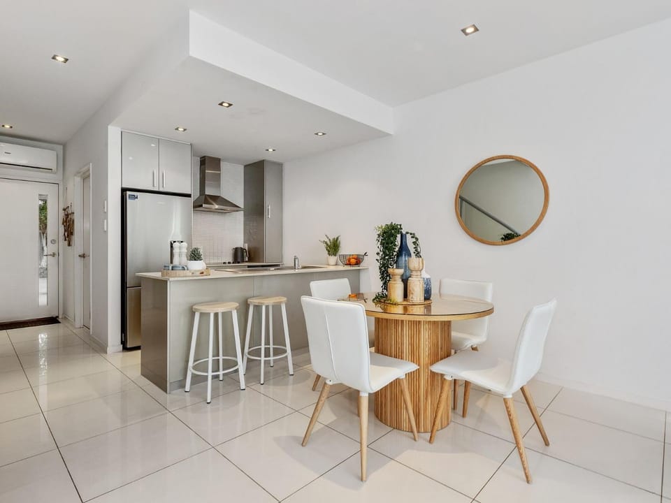 Kitchen or kitchenette, Dining area, oven