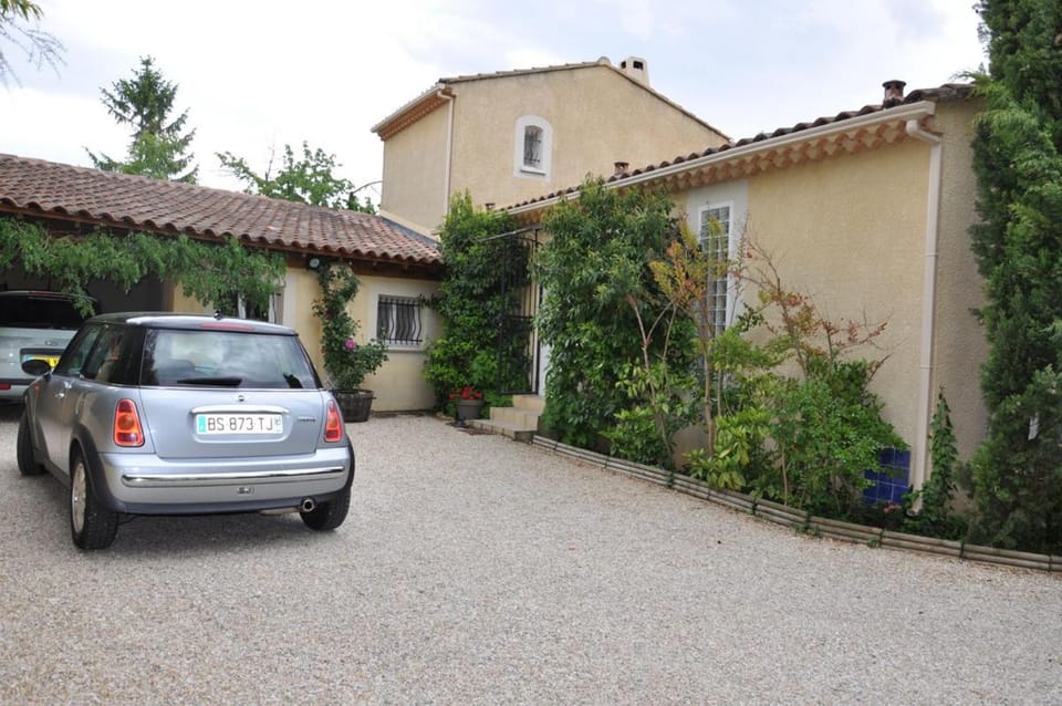 Chambres d'Hôtes dans villa avec piscine chez Raphaële Vacation rental in L'Isle-sur-la-Sorgue