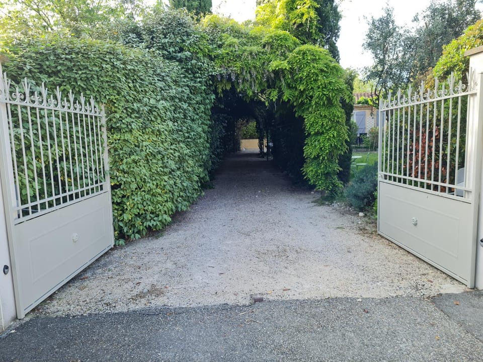 Chambres d'Hôtes dans villa avec piscine chez Raphaële Vacation rental in L'Isle-sur-la-Sorgue