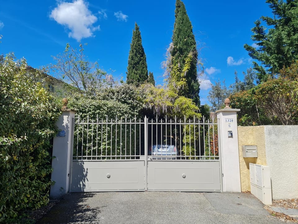 Chambres d'Hôtes dans villa avec piscine chez Raphaële Vacation rental in L'Isle-sur-la-Sorgue