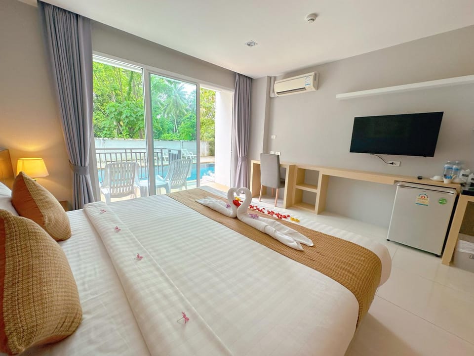 Bed, Balcony/Terrace, Photo of the whole room, Seating area, Bedroom, hair dresser, air conditioner