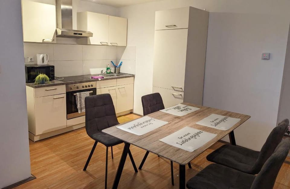Kitchen or kitchenette, Dining area, minibar, pet friendly, stove