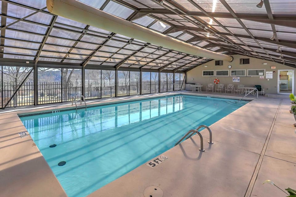Pool, Pickleball, Proximity to Popular Attractions House in Branson