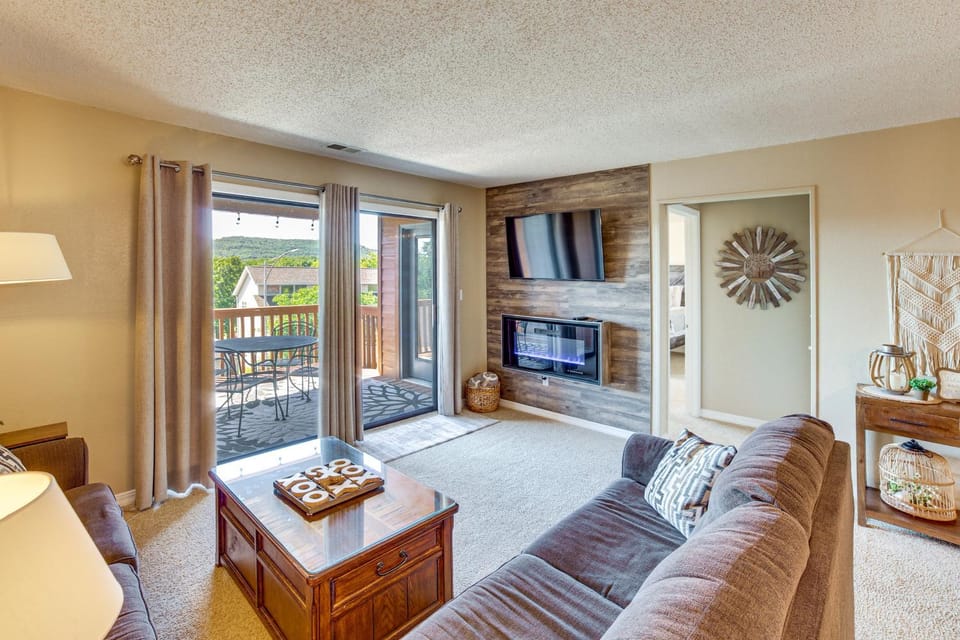 Pool, Pickleball, Proximity to Popular Attractions House in Branson