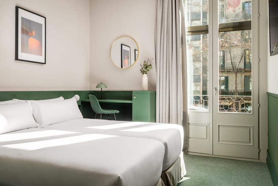 Photo of the whole room, Bedroom, City view