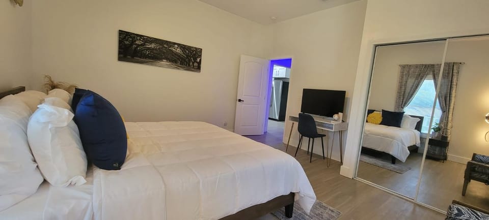 City Serenity-2BR Home away from Home. 6 Min from ATL Airport Villa in College Park