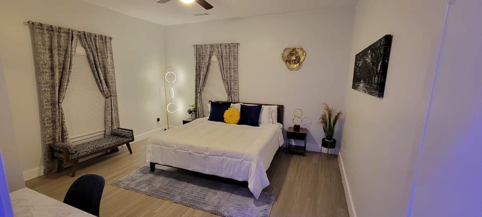 City Serenity-2BR Home away from Home. 6 Min from ATL Airport Villa in College Park