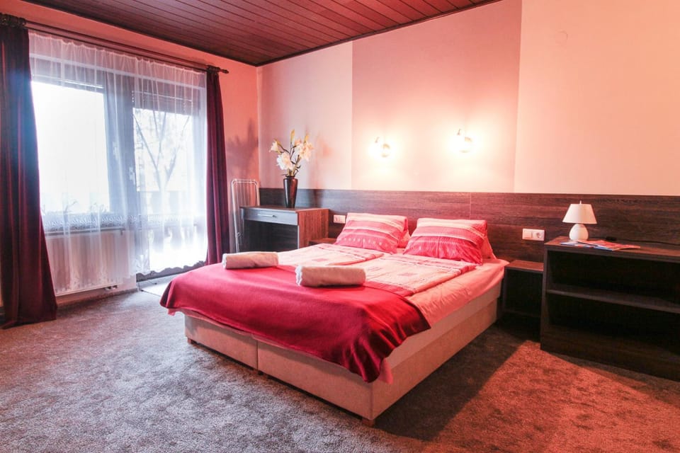 Bed, Seating area