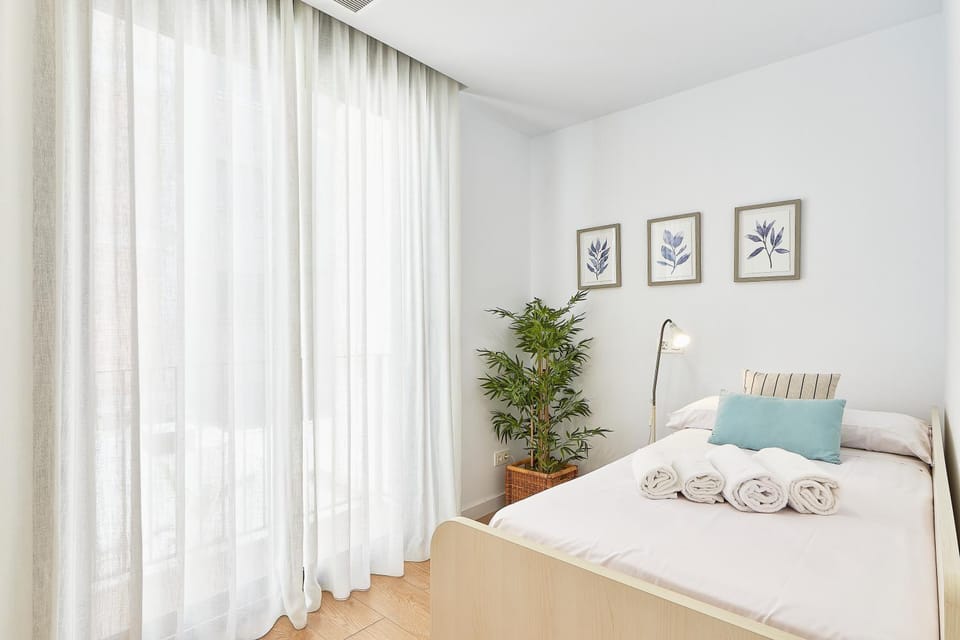 Bed, towels