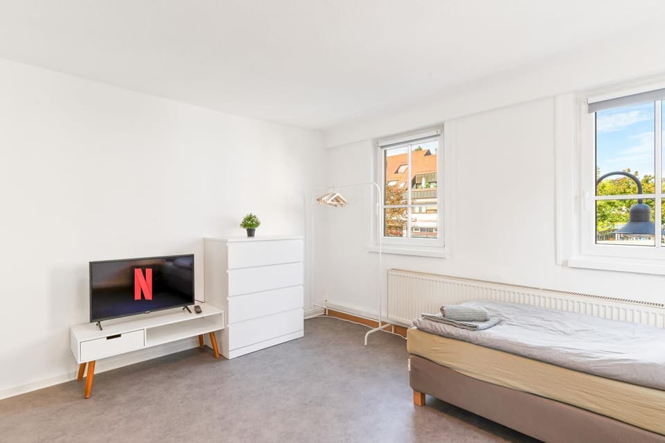 Bed, TV and multimedia, Photo of the whole room, Bedroom