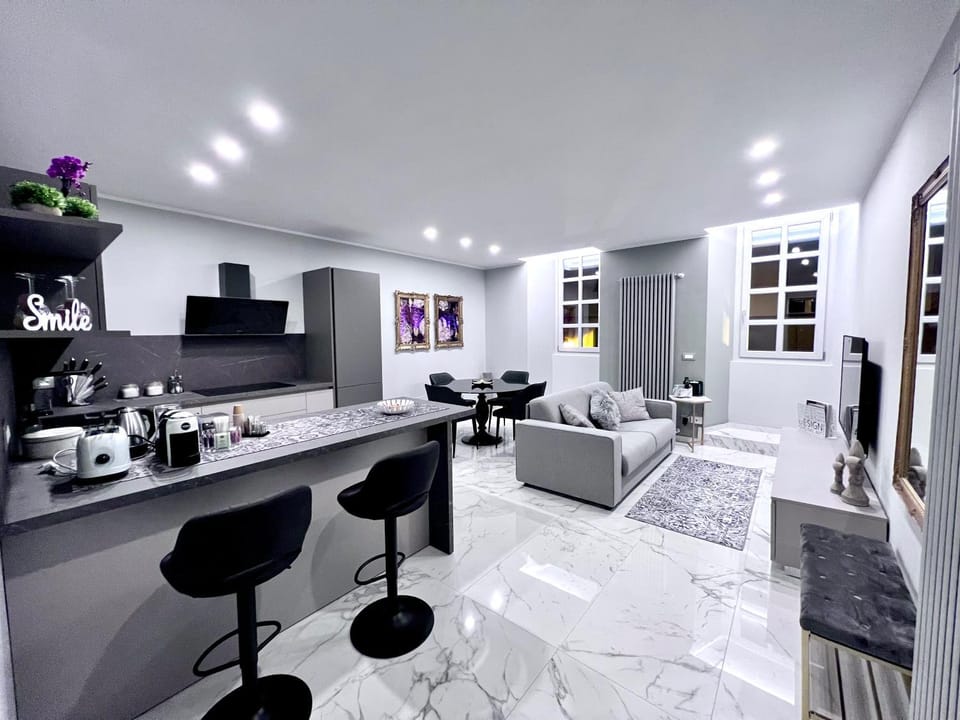 Coffee/tea facilities, Kitchen or kitchenette, Living room, Photo of the whole room, Seating area, Dining area