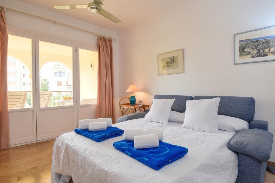 Bed, TV and multimedia, Living room, Lobby or reception, Dining area