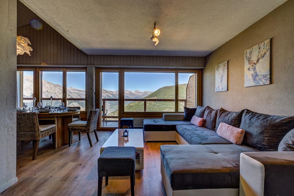 Dining area, Mountain view