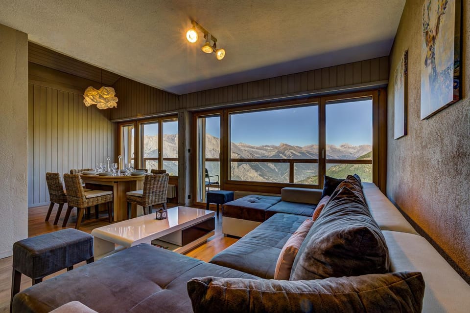 Dining area, Mountain view