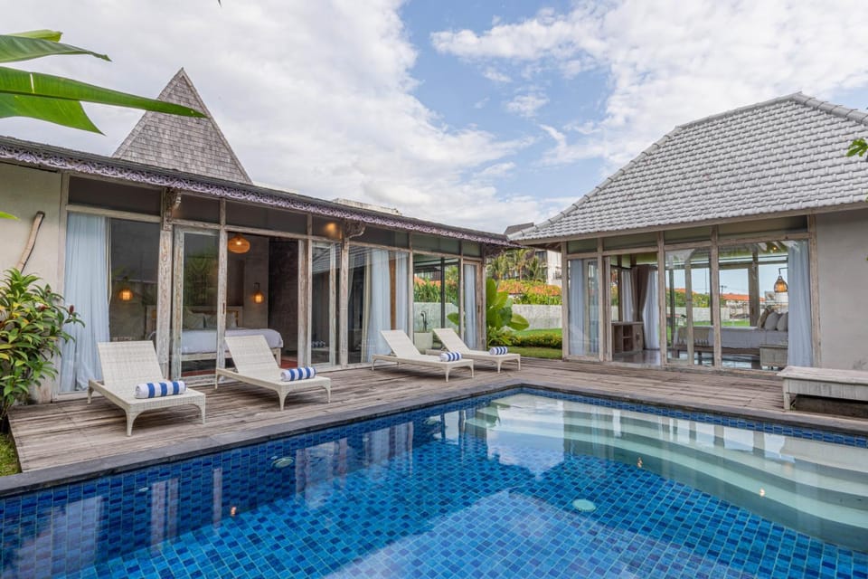 Property building, Patio, Day, Garden, Garden view, Pool view, Swimming pool, sunbed