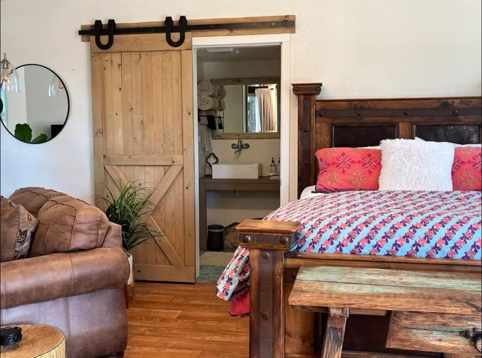 Bed, Living room, Photo of the whole room, Seating area, Bedroom, wardrobe