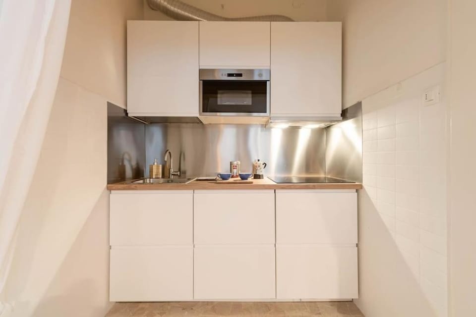 Kitchen or kitchenette, minibar