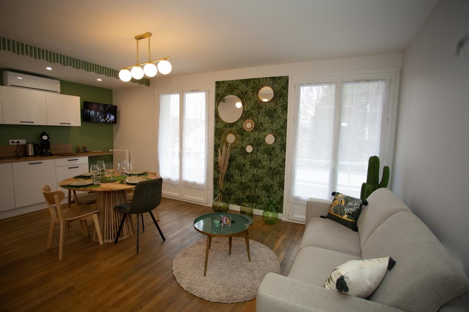 TV and multimedia, Kitchen or kitchenette, Living room, Seating area, Dining area, minibar