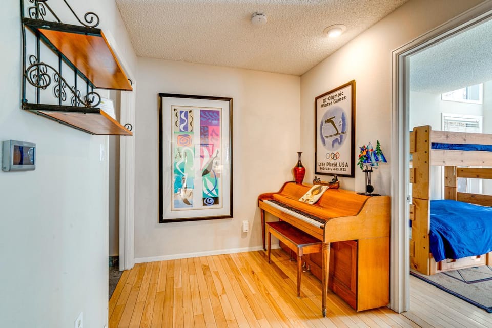 < 1 Mi to Dtwn: Creekside Frisco Home w/ Fire Pit House in Frisco