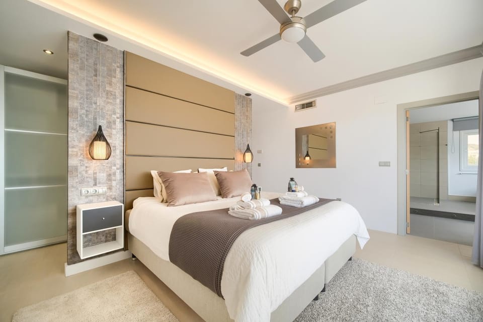 Bed, Photo of the whole room, Bedroom, fireplace, wardrobe