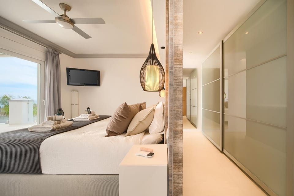 Bed, TV and multimedia, Photo of the whole room, Bedroom, fireplace, wardrobe