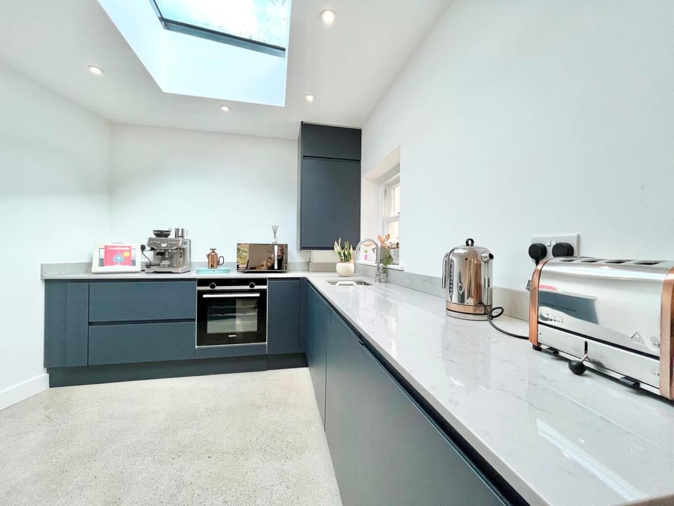 Coffee/tea facilities, Kitchen or kitchenette, Other, oven, stove, toaster
