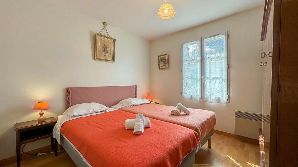 Bed, Photo of the whole room, Bedroom, towels