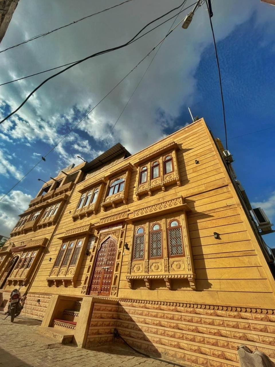 Property building, Nearby landmark, Day, Natural landscape, Landmark view, Area and facilities