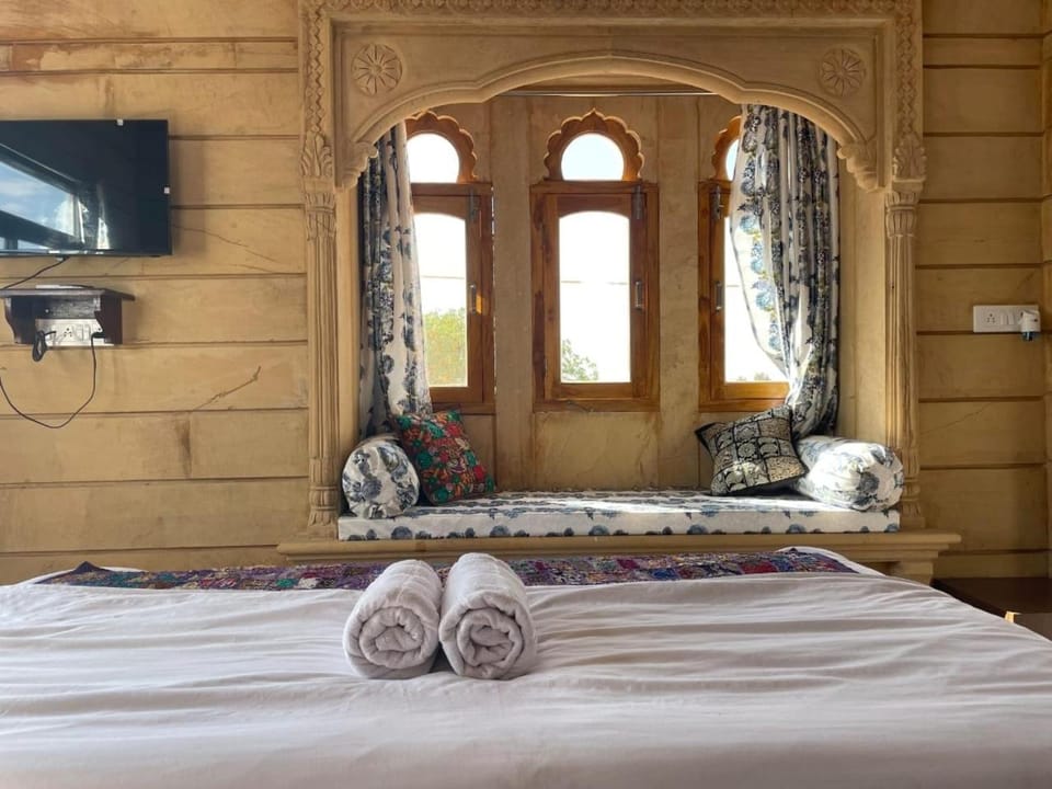 Bed, Bird's eye view, TV and multimedia, View (from property/room), Photo of the whole room, Evening entertainment, Bedroom, City view, Street view, Sunset, Quiet street view, furniture, room service, air conditioner
