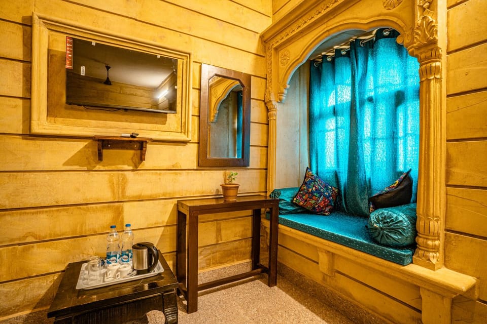 Bed, TV and multimedia, Coffee/tea facilities, Living room, Photo of the whole room, Decorative detail, Seating area, Dining area, Evening entertainment, Street view, Family, furniture, internet, storage, air conditioner