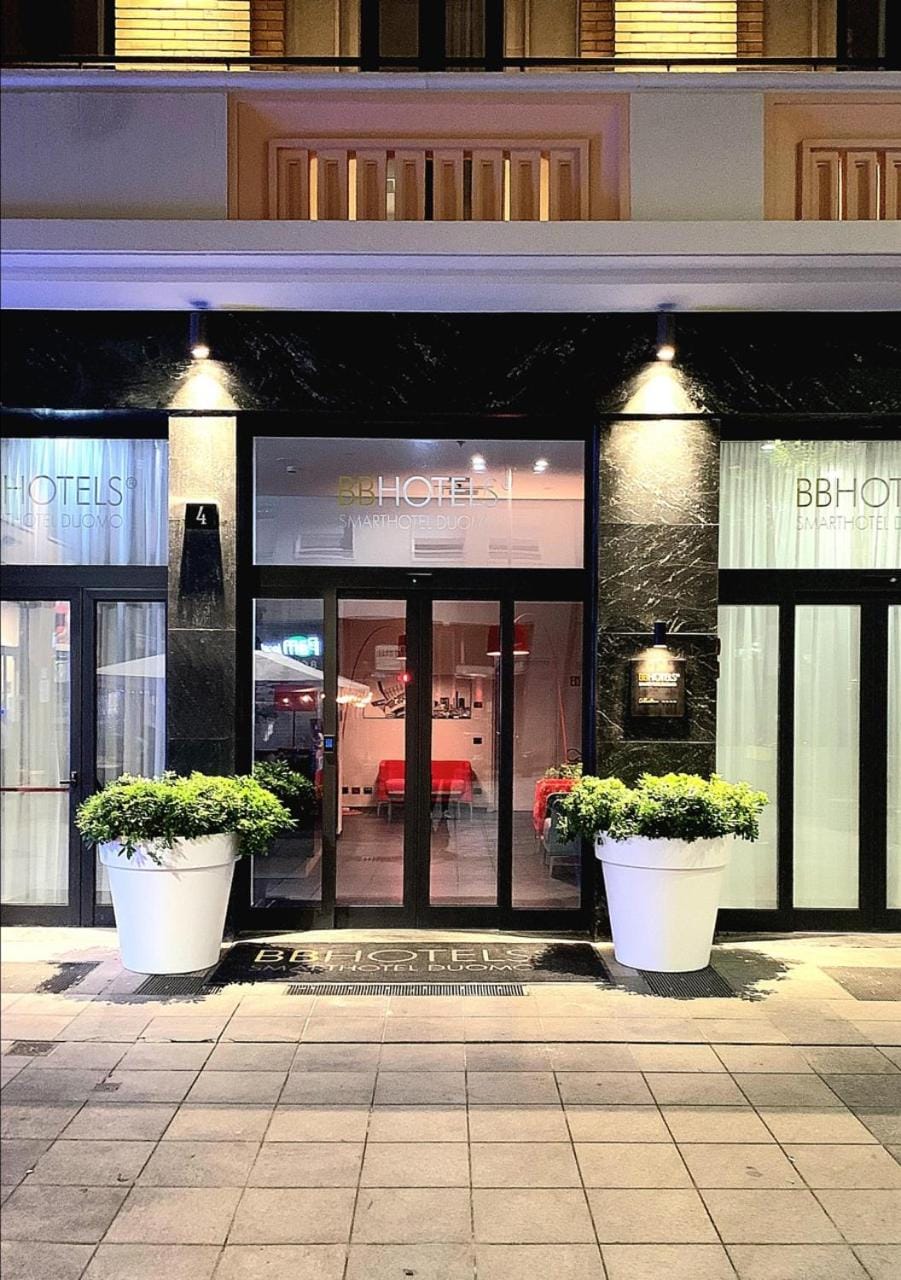 Property building, Facade/entrance, Night, Logo/Certificate/Sign