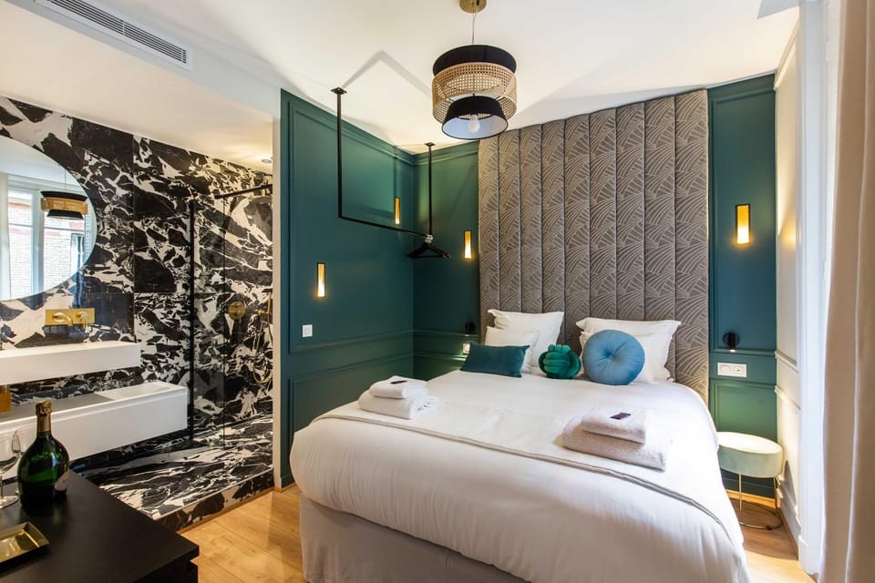 Bed, Bathroom, Photo of the whole room, Bedroom, towels