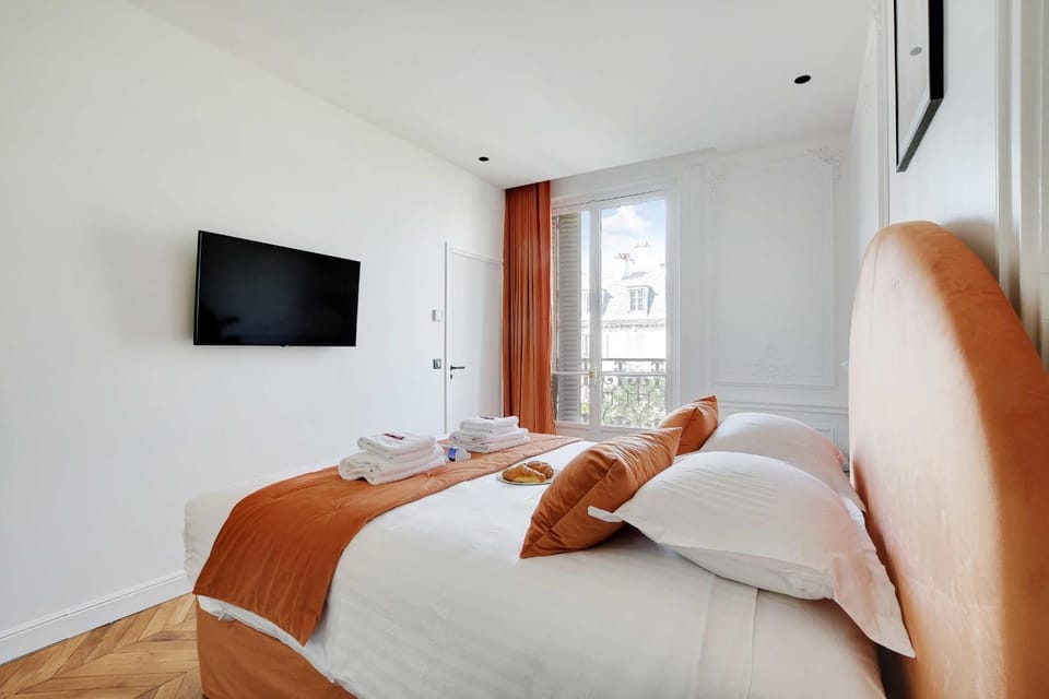 Bed, TV and multimedia, Photo of the whole room, Bedroom, towels