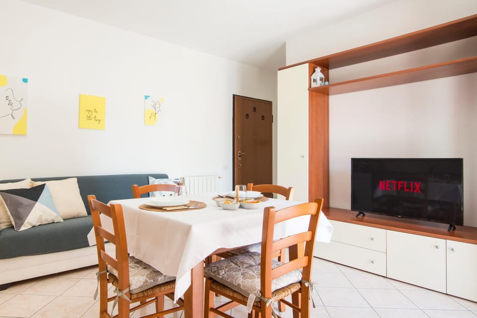 TV and multimedia, Living room, Seating area, Dining area