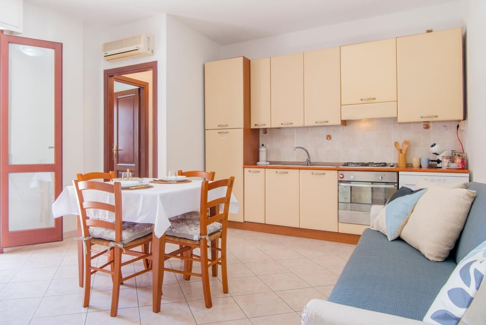 Kitchen or kitchenette, Living room, Seating area, Dining area, dishwasher, minibar, pet friendly, stove