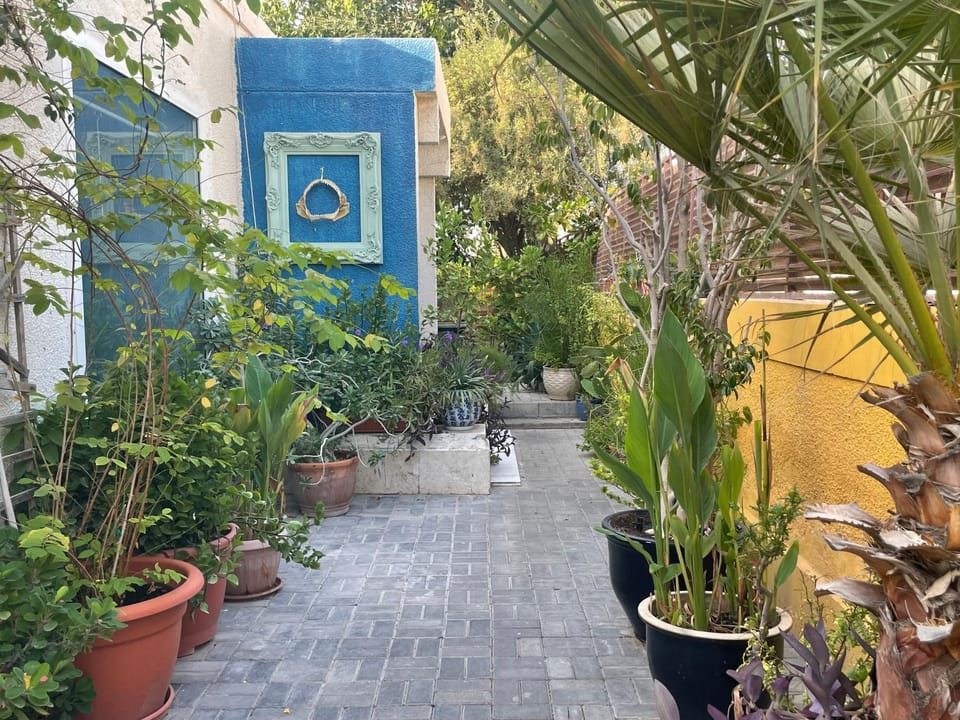 Tropicana Guestroom 7 min walk from the beach Bed and Breakfast in Dubai