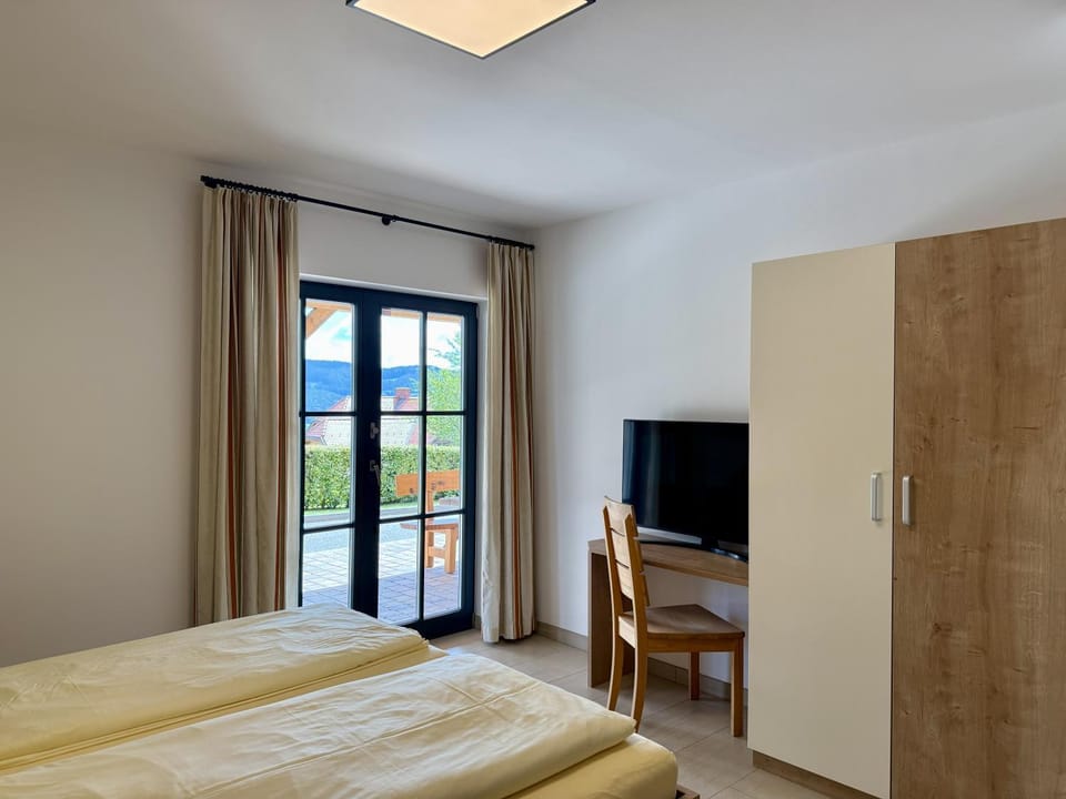 Bed, TV and multimedia, Photo of the whole room, Bedroom