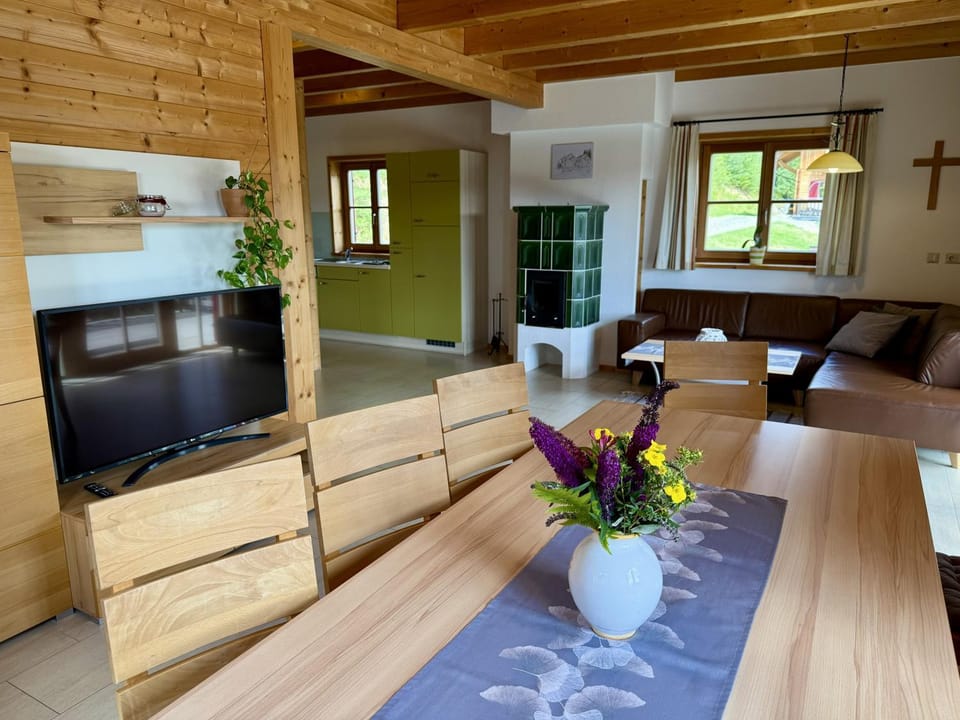 TV and multimedia, Kitchen or kitchenette, Living room, Seating area, Dining area