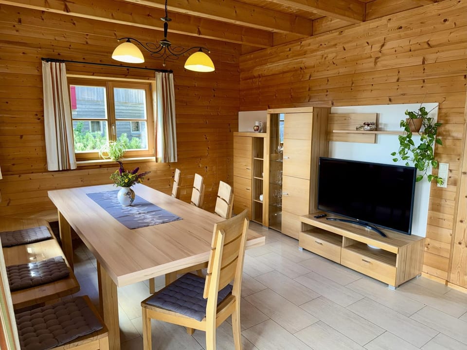 TV and multimedia, Dining area, Food