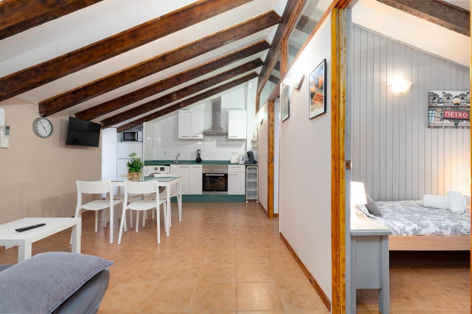 Kitchen or kitchenette, Seating area, Bedroom