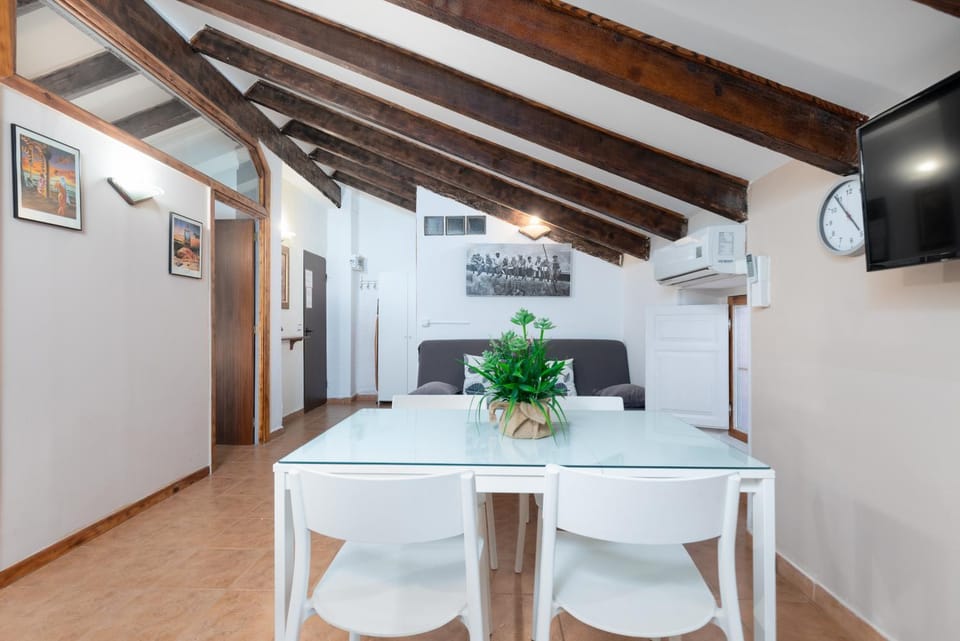 TV and multimedia, Kitchen or kitchenette, Living room, Seating area, Dining area