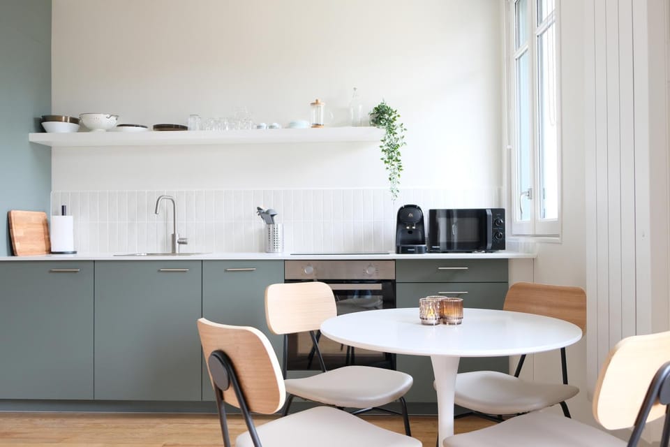 Kitchen or kitchenette, Dining area