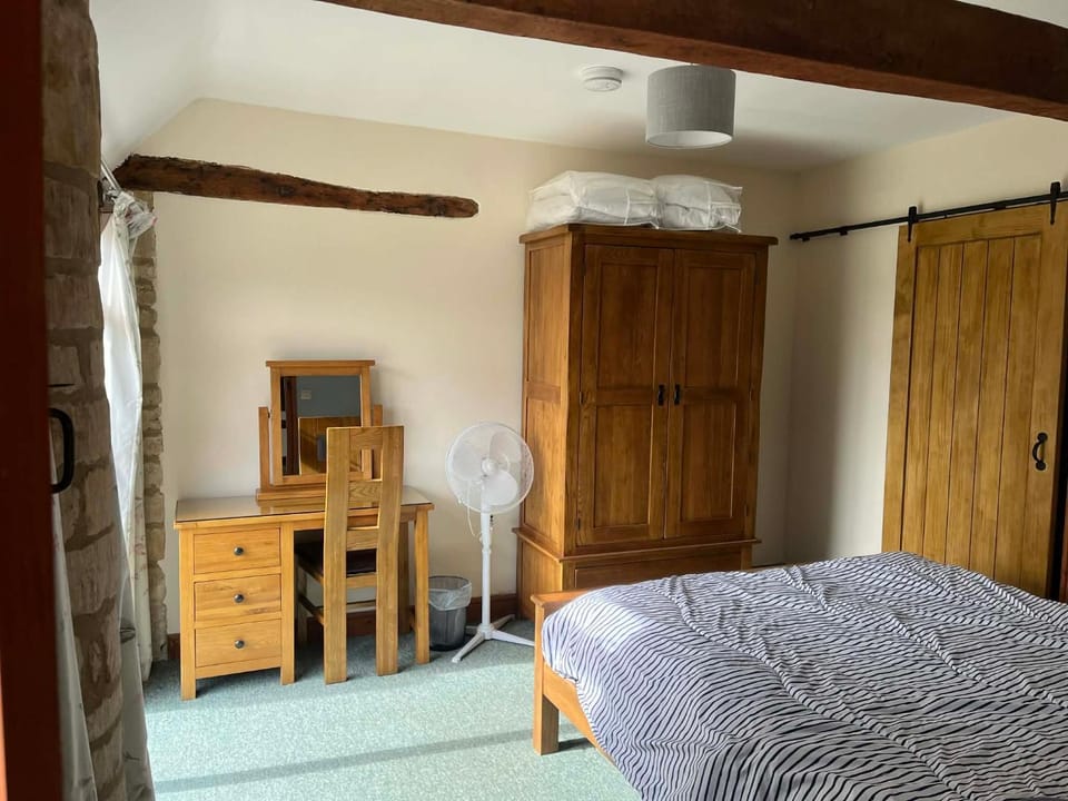 Stable Cottage, Old Mill Farm, Cotswold Water Park House in Cotswold District