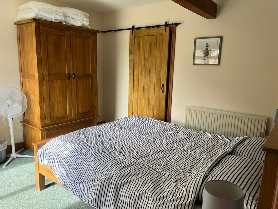 Stable Cottage, Old Mill Farm, Cotswold Water Park House in Cotswold District