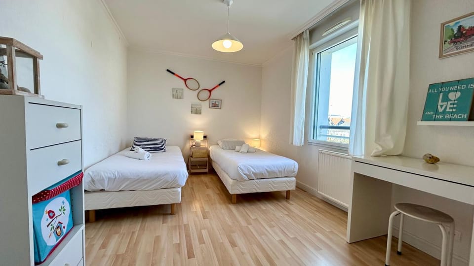 Photo of the whole room, Bedroom