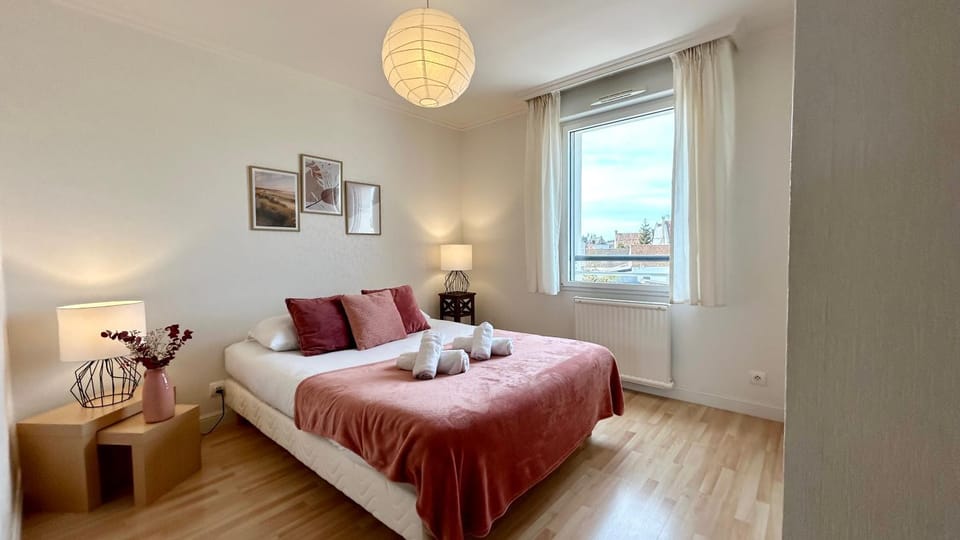 Photo of the whole room, Bedroom, towels