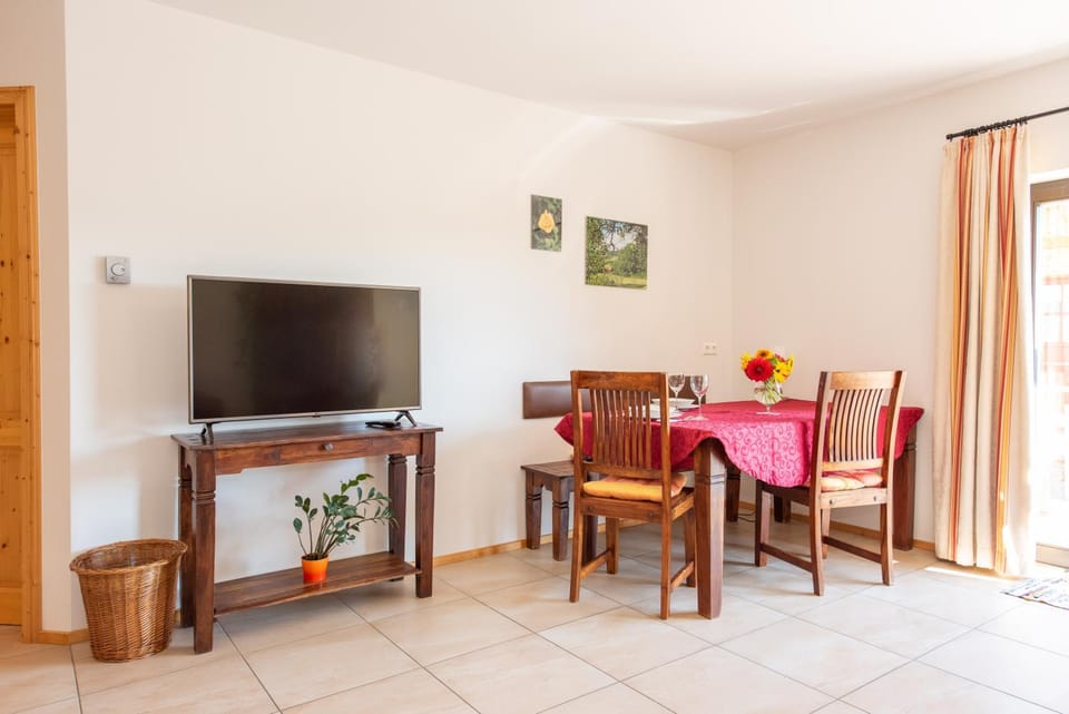 TV and multimedia, Living room, Seating area, Dining area