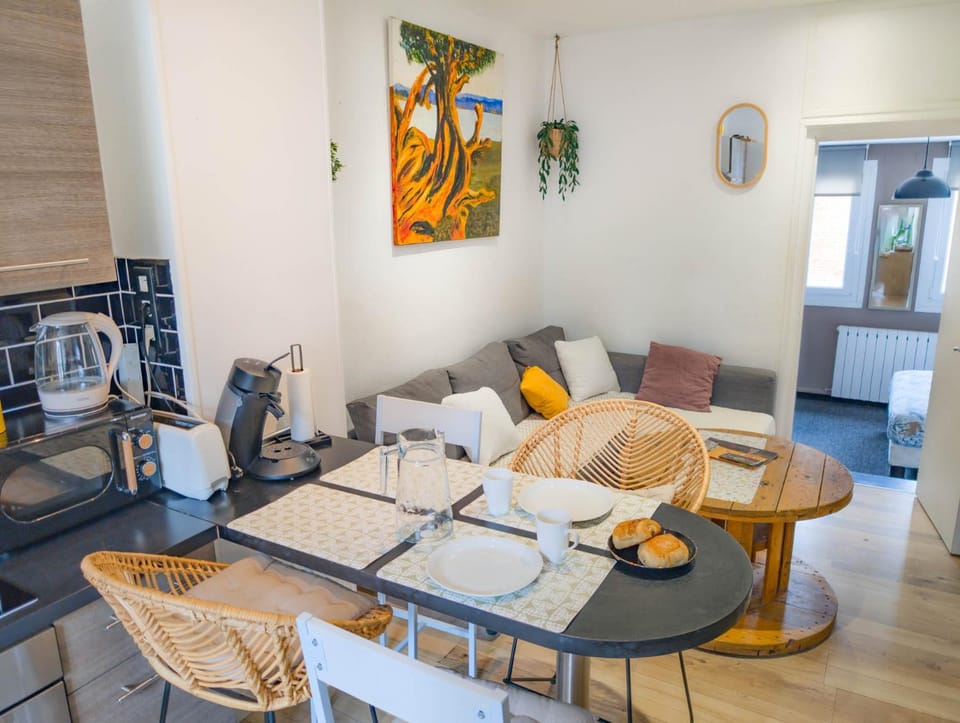 Coffee/tea facilities, Kitchen or kitchenette, Food and drinks, Dining area