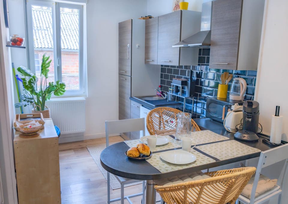 Coffee/tea facilities, Kitchen or kitchenette, Dining area, Food